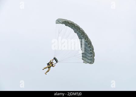 Un soldato paracadutato scende a terra. Foto scattata durante lo spettacolo di paracadute jumping durante il Commando Fest di Dziwnów - Agosto 2020. Foto Stock