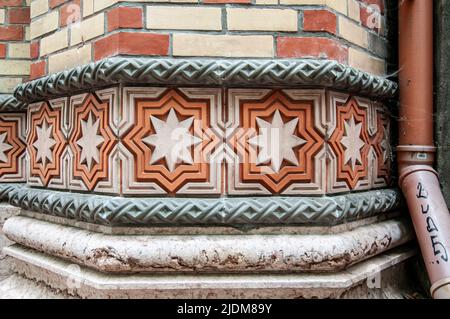 Decorazioni sui dettagli delle pareti all'esterno della Sinagoga di Dohany Street, Budapest, Ungheria Foto Stock