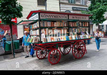 Budapest, Ungheria usato libri carrello in ' Bethlen Gabor ' strada pedonale Foto Stock