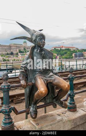 Budapest, Ungheria. Statua di bronzo sul Danubio - 'Kiskiralylany' (piccola principessa) di Laszlo Marton, 1989 Foto Stock