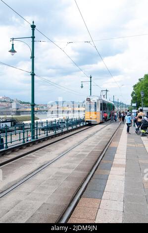 Il famoso tram della linea 2 che corre lungo il Danubio, Budapest Ungheria Foto Stock