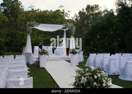 Il baldacchino ebraico per le nozze, Un chuppah (anche hupah, chupah o chuppa) è un baldacchino tradizionalmente utilizzato nei matrimoni ebraici. È costituito da un panno Foto Stock