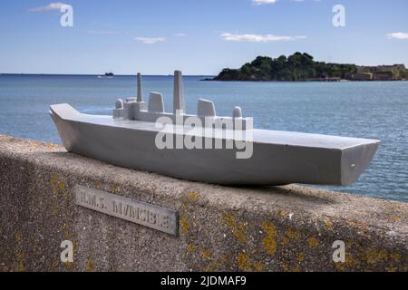 modelli di navi da guerra che si affacciano sul suono in west hoe plymouth devon Foto Stock