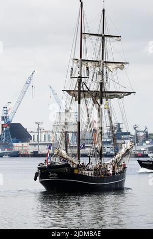 Kiel, Germania. 22nd giugno 2022. La gente naviga su una nave a vela sul fiordo interno durante il Kieler Woche. Credit: Frank Molter/dpa/Alamy Live News Foto Stock