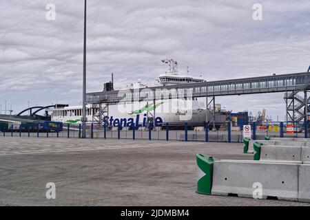 Stena Line, edifici portuali amministrativi dell'Europa centrale. Edifici e infrastrutture di trasporto. Golfo di Danzica, Mar Baltico, Gdynia, Polonia. Euro Foto Stock