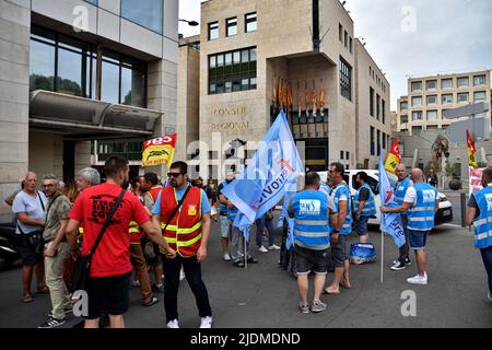 Marsiglia, Francia. 21st giugno 2022. I manifestanti che indossano giubbotti sindacali sono riuniti davanti al Consiglio Regionale durante la manifestazione. Su invito di diversi sindacati, i lavoratori ferroviari in sciopero si sono riuniti di fronte al Consiglio regionale di Marsiglia per protestare contro l'ampliamento dell'apertura alla concorrenza di altre linee di trasporto espresso regionale (ter) che la Regione sta preparando. Credit: SOPA Images Limited/Alamy Live News Foto Stock