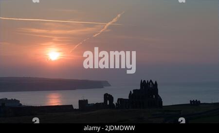 Fuco di un tramonto su Whitby Abbey, North Yorkshire Foto Stock