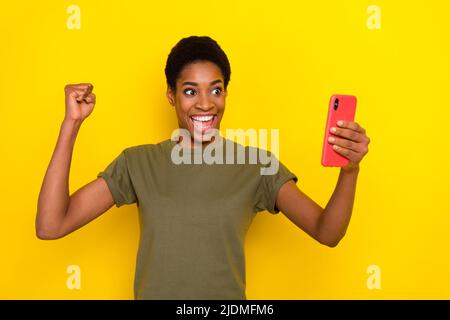 Foto di gioia pazzo persona sollevare pugno celebrare come seguire iscriversi isolato su sfondo giallo Foto Stock