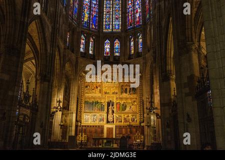 Spagna, Leon, Castilla y Leon. Vetrate sopra l'altare maggiore nella Cattedrale di Santa Maria. Gotico, 13th secolo. Foto Stock