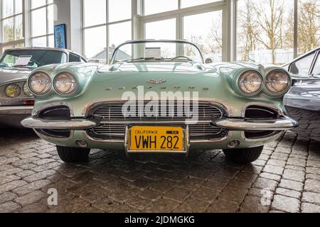Brummen, Provincia Gelderland, Paesi Bassi, 21.03.2022, Vista frontale di Chevrolet Corvette C1 convertibile dal 1961 Foto Stock