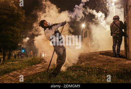 Quito, Ecuador. 20th giugno 2022. Un manifestante restituisce una bomba a gas alla polizia durante la manifestazione. Nona giornata di proteste in Ecuador contro il governo del Presidente Guillermo lasso, dalla prima linea del movimento indigeno la gente si scontrò con gli ufficiali di polizia. Credit: SOPA Images Limited/Alamy Live News Foto Stock