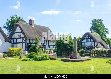 Case con tetto in paglia sul Green, High Street, Chalgrove, Oxfordshire, Inghilterra, Regno Unito Foto Stock