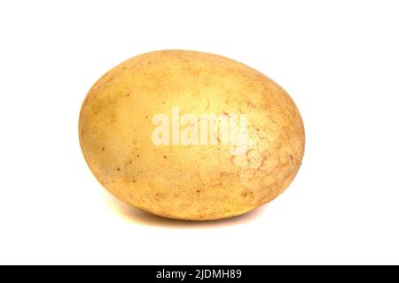Patate giovani isolate su sfondo bianco. Foto Stock