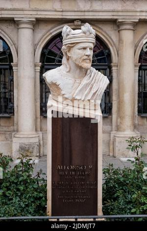 Spagna, Leon. Statua in onore del re Alfonso V, re di León, 909-1028. Di fronte all'Ayuntamiento, Plaza de San Marcelo. Foto Stock