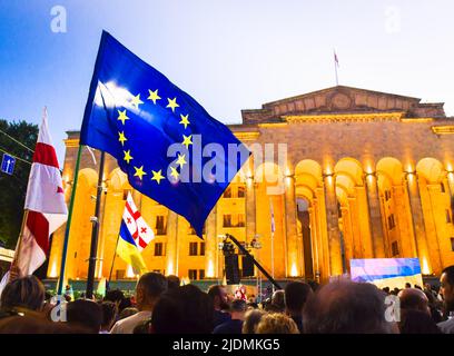 Tbilisi, Georgia - 20th giugno 2022: Il Parlamento georgiano ha organizzato un evento di raduno europeo. Migliaia di persone in manifestazione pacifica. PR Foto Stock