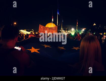 Tbilisi, Georgia - 20th giugno 2022: I cittadini hanno la bandiera dell'UE in occasione di un importante evento di raduno europeo. Migliaia di persone in manifestazione pacifica. Pro-Europe r Foto Stock