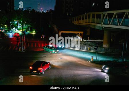 Hong Kong, Cina. 21st giugno 2022. Le auto passano sotto i semafori spenti a Tin Shui Wai 140.000 le famiglie di Hong Kong si trovano ad affrontare un blackout dopo un incendio del cavo elettrico. (Foto di Emmanuel Serna/ SOPA Images/Sipa USA) Credit: Sipa USA/Alamy Live News Foto Stock