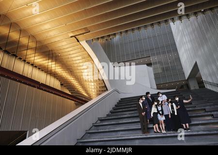 (220621) -- HONG KONG, 21 giugno 2022 (Xinhua) -- i membri del team di pianificazione della mostra prendono i selfie al Museo del Palazzo di Hong Kong, nel sud della Cina, Hong Kong, 17 giugno 2022. L'apertura al pubblico è prevista per il 2 luglio, il Museo del Palazzo di Hong Kong dovrebbe mostrare a rotazione più di 900 tesori della collezione del Museo del Palazzo di Pechino. (Xinhua/Wang Shen) Foto Stock