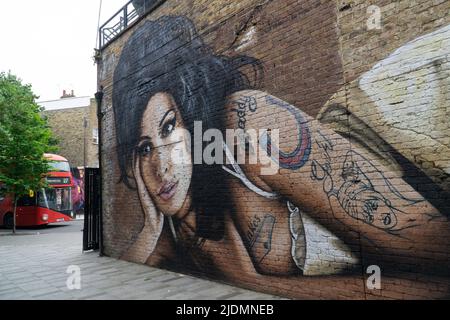 Londra, Regno Unito: L'artista di strada JXC ha dipinto un murale di Amy Winehouse su un muro di mattoni a lato del pub Hawley Arms a Camden. Anna Watson/Alamy Foto Stock