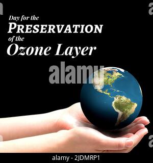 Mani tagliate di donna caucasica che tiene terra con giorno per la conservazione del testo strato di ozono Foto Stock