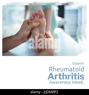 Medico caucasico massaggiando il piede della donna in ospedale e sostenere la settimana di consapevolezza dell'artrite reumatoide Foto Stock