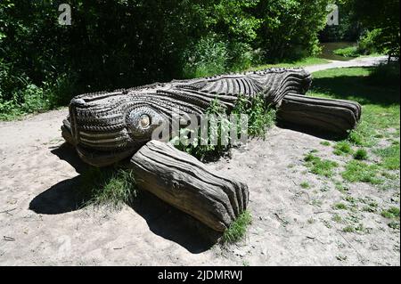 Crawley, West Sussex, UK-June 22 2022: Un ceppo di legno fatto in un drago in Tilgate Park, Crawley, West Sussex. Foto Stock