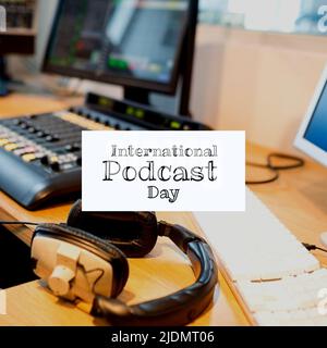 Composto di tastiera, cuffie, computer e mixer audio sul tavolo e giornata internazionale podcast Foto Stock