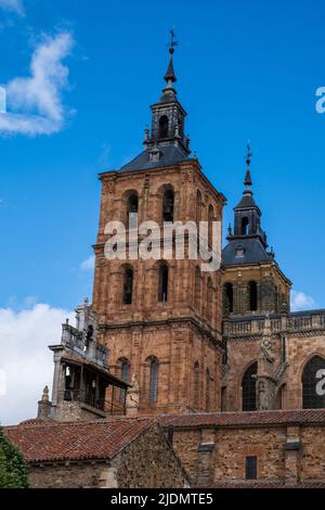 Spagna, Astorga, Castilla y Leon. Le Torri della Cattedrale di Santa María. Foto Stock