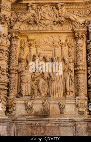 Spagna, Astorga, Castilla y Leon. Cattedrale di Santa María. Dettaglio di Stone Carving intorno all'ingresso principale. Foto Stock