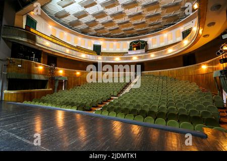 Palcoscenico e auditorium con balconi e logge Foto Stock