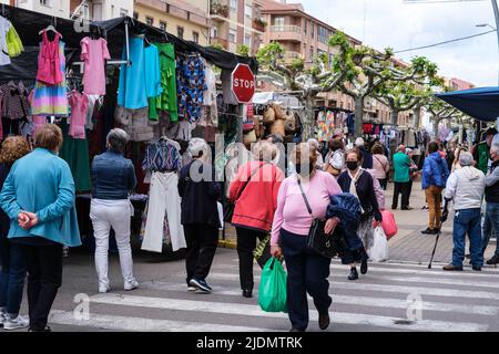 Spagna, Astorga, Castilla y Leon. Martedì mercato, scena di strada. Foto Stock