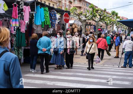 Spagna, Astorga, Castilla y Leon. Martedì mercato, scena di strada. Foto Stock