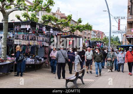 Spagna, Astorga, Castilla y Leon. Martedì mercato, scena di strada. Foto Stock