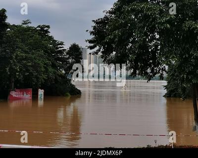 QINGYUAN, CINA - 22 GIUGNO 2022 - il Parco Beijiang è parzialmente inondato dalle inondazioni nella città di Qingyuan, provincia di Guangdong, Cina, 22 giugno 2022. L'Hydrolo Foto Stock