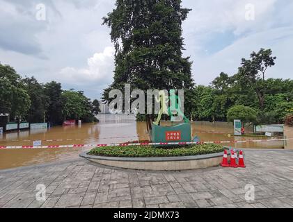 QINGYUAN, CINA - 22 GIUGNO 2022 - il Parco Beijiang è parzialmente inondato dalle inondazioni nella città di Qingyuan, provincia di Guangdong, Cina, 22 giugno 2022. L'Hydrolo Foto Stock