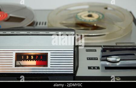 Un registratore a nastro vintage reel-to-reel con un vu meter e un grande interruttore degli anni settanta Foto Stock