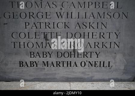 Il nome del bambino Martha o'Neill aggiunse ai nomi delle 33 vittime del monumento commemorativo dei bombardamenti di Dublino e Monaghan del 17 maggio 1974 a Talbot Street, Dublino. Data foto: Mercoledì 22 giugno 2022. Foto Stock