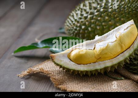 Puangmanee durian su piatto di legno e sfondo di legno, è un piccolo durian. Molto delizioso, dolce, cremoso e così gustoso. Re di frutta in Thailandia Foto Stock