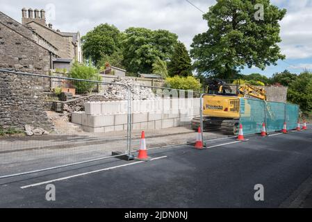 Completato il blocco ora in atto a Kayley Hill, Long Preston dove sta avvenendo il lavoro principale per riparare un grande muro ........ 20th giugno 2022. Foto Stock