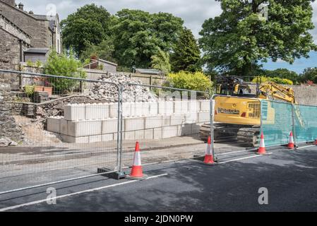 Completato il blocco ora in atto a Kayley Hill, Long Preston dove sta avvenendo il lavoro principale per riparare un grande muro ........ 20th giugno 2022. Foto Stock