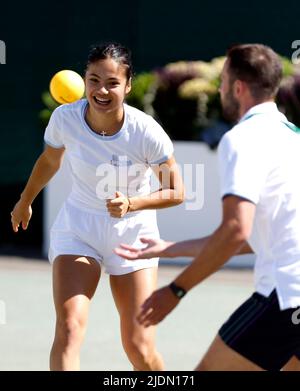 Emma Raducanu gioca una partita di Spikeball durante una sessione di prove in vista del Wimbledon Championship 2022 all'All England Lawn Tennis and Croquet Club, Wimbledon. Data foto: Mercoledì 22 giugno 2022. Foto Stock