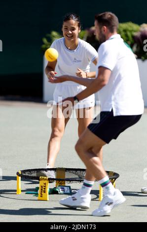 Emma Raducanu gioca una partita di Spikeball durante una sessione di prove in vista del Wimbledon Championship 2022 all'All England Lawn Tennis and Croquet Club, Wimbledon. Data foto: Mercoledì 22 giugno 2022. Foto Stock