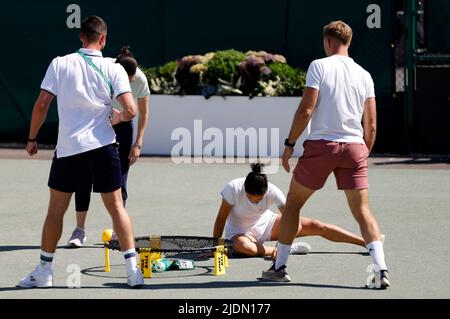 Emma Raducanu gioca una partita di Spikeball durante una sessione di prove in vista del Wimbledon Championship 2022 all'All England Lawn Tennis and Croquet Club, Wimbledon. Data foto: Mercoledì 22 giugno 2022. Foto Stock