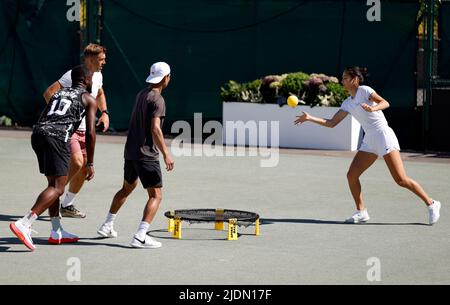 Emma Raducanu gioca una partita di Spikeball durante una sessione di prove in vista del Wimbledon Championship 2022 all'All England Lawn Tennis and Croquet Club, Wimbledon. Data foto: Mercoledì 22 giugno 2022. Foto Stock