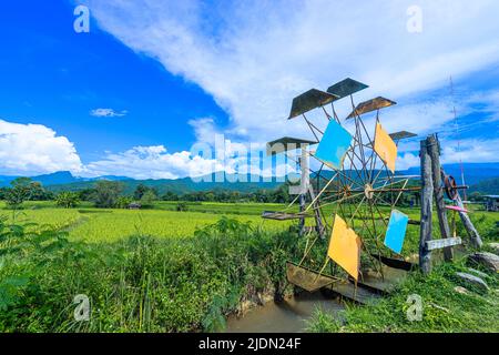 Turbina acqua fare un flusso d'acqua per riempire un ossigeno e mettere il flusso d'acqua nel campo di riso con Doi Phuka montagna in background che si trova in pu Foto Stock