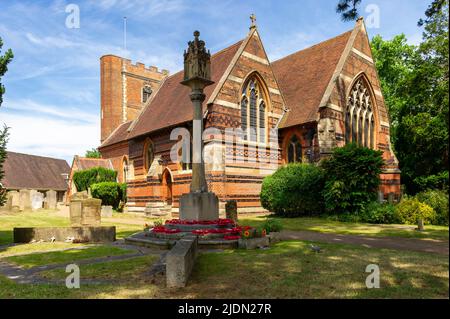 Chiesa parrocchiale di Chalfont St Peter in una giornata di sole, Chalfont St Peter, Buckinghamshire, Inghilterra Foto Stock