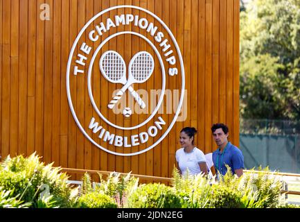 Emma Raducanu precede il campionato Wimbledon 2022 all'All England Lawn Tennis and Croquet Club, Wimbledon. Data foto: Mercoledì 22 giugno 2022. Foto Stock