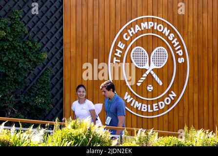 Emma Raducanu precede il campionato Wimbledon 2022 all'All England Lawn Tennis and Croquet Club, Wimbledon. Data foto: Mercoledì 22 giugno 2022. Foto Stock