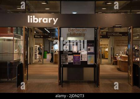LONDRA - SETTEMBRE 28: Vista interna della Biblioteca Barbican, Art Center, il più grande centro di arti dello spettacolo in Europa, progettato da Chamberlin, Powell e Bon, op Foto Stock