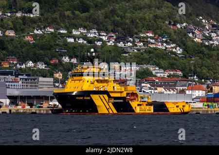 Fornitura offshore di classe ghiacciata AHTS Magne Viking nel porto di Bergen, Norvegia. Foto Stock